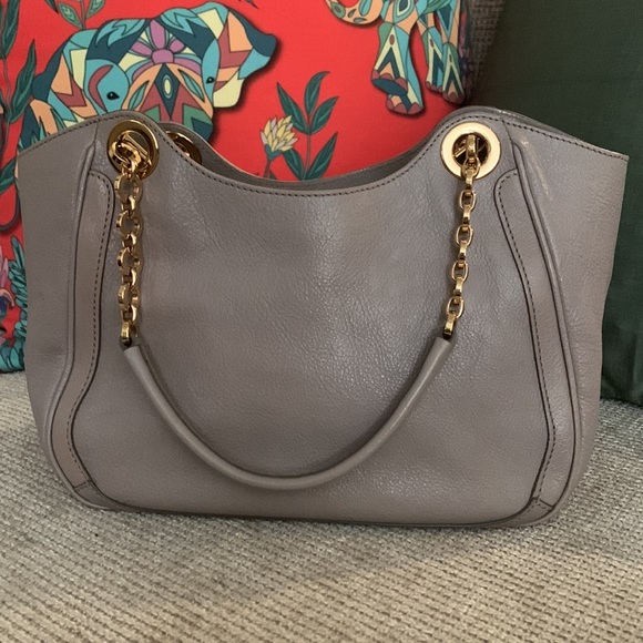 SALVATORE FERRAGAMO bag, genuine leather in 2-tone beige. Gold tone chains. - Picture 3 of 17